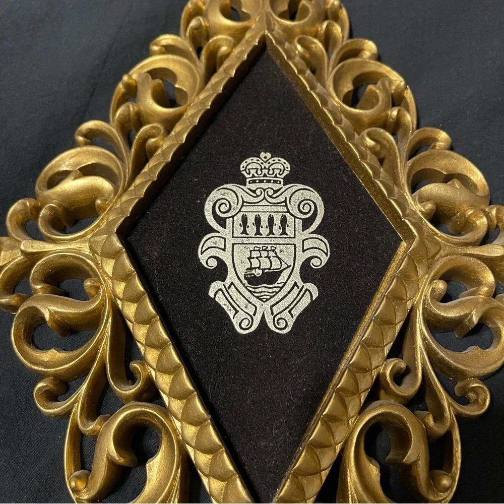 Vtg Hollywood Regency Gold Ornate Wall Plaques Heraldic Crest Set of 4 Velvet - Picture 3 of 8